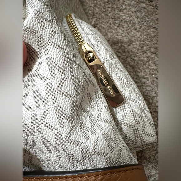 MK Vanilla Erin Backpack - Picture 8 of 11